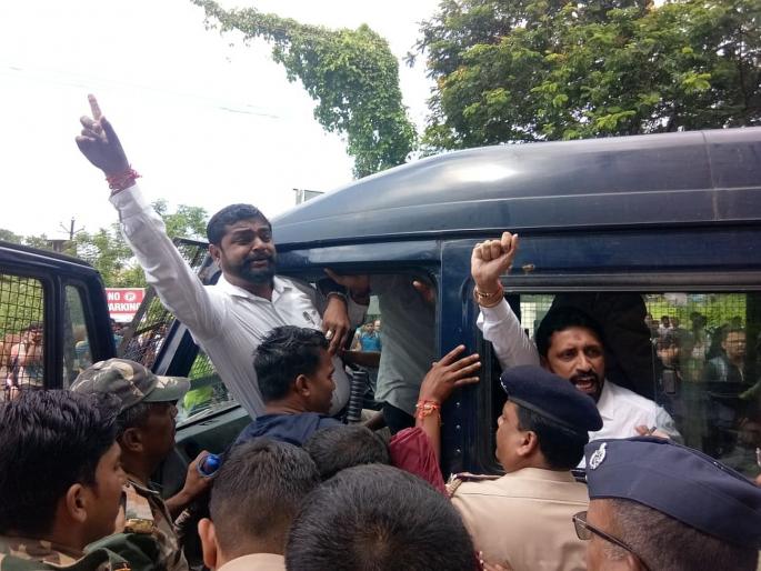 MNS aggressively seeking priority for locals across jobs | नोकरभरतीत स्थानिकांना प्राधान्य मिळण्यासाठी मनसे आक्रमक MNS aggressively seeking priority for locals across jobs | नोकरभरतीत स्थानिकांना प्राधान्य मिळण्यासाठी मनसे आक्रमक