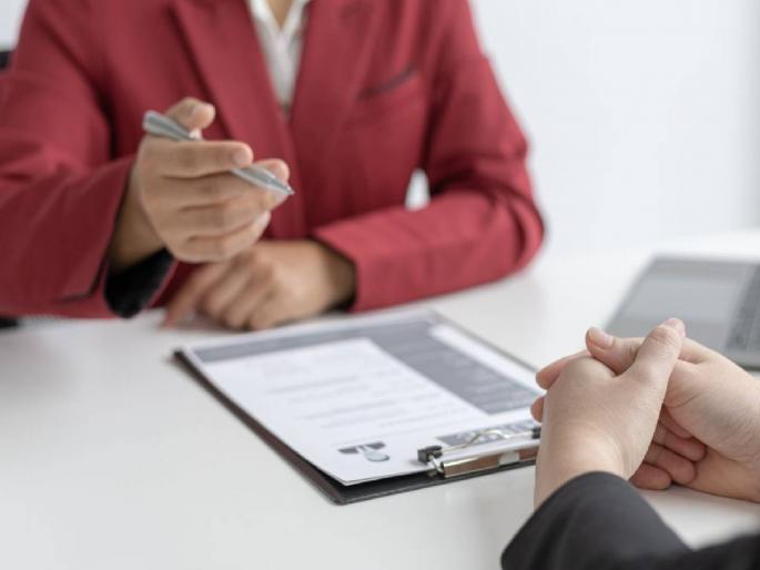 Graduates can't get jobs because they don't speak English | पदवीधरांना इंग्रजी येत नसल्याने मिळेनात नोकऱ्या; विद्यापीठांनी आंतरराष्ट्रीय भाषा संस्थांसोबत सहकार्य वाढविण्याची शिफारस Graduates can't get jobs because they don't speak English | पदवीधरांना इंग्रजी येत नसल्याने मिळेनात नोकऱ्या; विद्यापीठांनी आंतरराष्ट्रीय भाषा संस्थांसोबत सहकार्य वाढविण्याची शिफारस