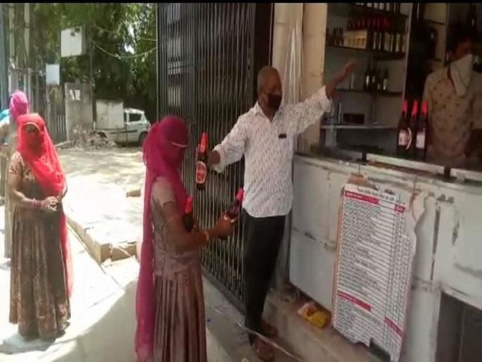 CoronaVirus:Rajsthan Jodhpur Men Forced women to stand in queue in front of liquor shop -SRJ | CoronaVirus : चक्क दारूच्या दुकानाबाहेर 'घुंघट'मध्ये महिला, पण का?  CoronaVirus:Rajsthan Jodhpur Men Forced women to stand in queue in front of liquor shop -SRJ | CoronaVirus : चक्क दारूच्या दुकानाबाहेर 'घुंघट'मध्ये महिला, पण का?