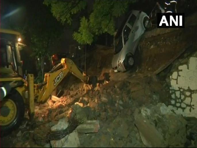 Building wall collapsed in Jogeshwari, 6 cars and a bicycle damage | जोगेश्वरीत इमारतीची संरक्षण भिंत कोसळली, 6 कार आणि एका दुचाकीचे नुकसान