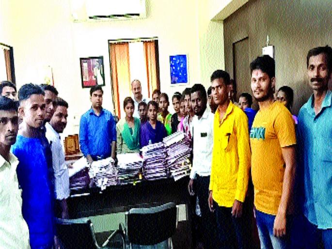 Superintendent Jogdan was finally removed | ठिय्या आंदोलनाला यश : अधीक्षिका जोगदंड यांना अखेर हटवले Superintendent Jogdan was finally removed | ठिय्या आंदोलनाला यश : अधीक्षिका जोगदंड यांना अखेर हटवले