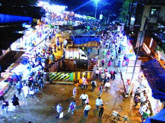 Skywalk stops near Jogeshwari station | जोगेश्वरी स्थानकाजवळील स्कायवॉक रखडला Skywalk stops near Jogeshwari station | जोगेश्वरी स्थानकाजवळील स्कायवॉक रखडला