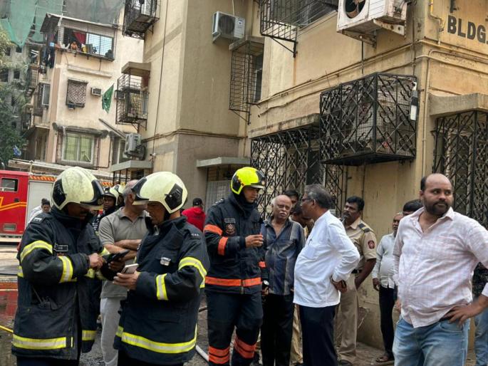 Fire breaks out in meter box of a building at Jogeshwari Pump House, Aghadi Nagar | जोगेश्वरी पंप हाऊस,आघाडी नगर येथील एका इमारतीच्या मीटर बॉक्सला लागली आग Fire breaks out in meter box of a building at Jogeshwari Pump House, Aghadi Nagar | जोगेश्वरी पंप हाऊस,आघाडी नगर येथील एका इमारतीच्या मीटर बॉक्सला लागली आग