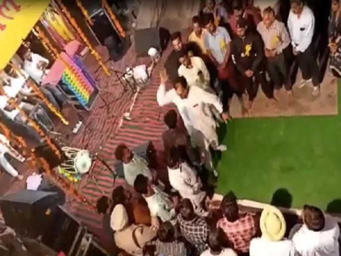 Congress MLA Joginder Pal assaulting a man who Questions him over work done in his constituency | 'गावासाठी काय केलं?' असा प्रश्न विचारणाऱ्या तरुणाला काँग्रेस आमदाराची बेदम मारहाण Congress MLA Joginder Pal assaulting a man who Questions him over work done in his constituency | 'गावासाठी काय केलं?' असा प्रश्न विचारणाऱ्या तरुणाला काँग्रेस आमदाराची बेदम मारहाण