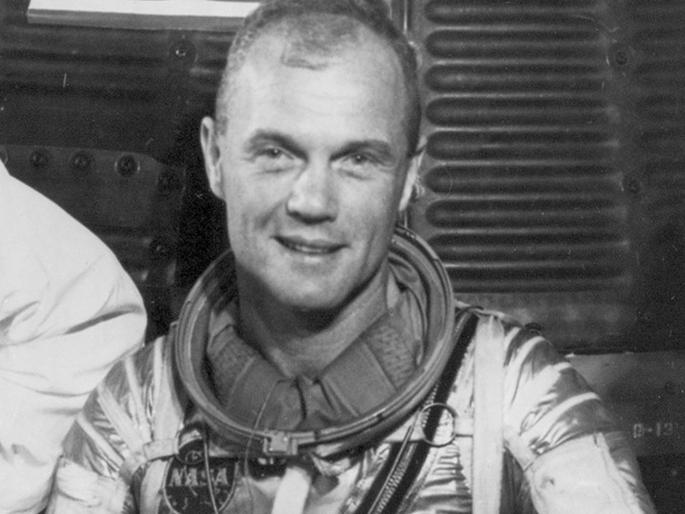 50th Anniversary moon landing : Astronaut John Glenn Was First Person to Eat in Space | अंतराळात सर्वप्रथम भोजन करणारा अन् ते पचवून दाखवणारा वीर! 50th Anniversary moon landing : Astronaut John Glenn Was First Person to Eat in Space | अंतराळात सर्वप्रथम भोजन करणारा अन् ते पचवून दाखवणारा वीर!