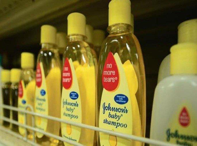 FSDA Raid In Lucknow Central Store, Johnson And Johnson Baby Shampoo Sale Ban In UP | यूपीत जॉन्सन अँन्ड जॉन्सनच्या बेबी शॅम्पूवर बंदी, फॉर्मेल्डिहाइड आढळल्याने झाली कारवाई FSDA Raid In Lucknow Central Store, Johnson And Johnson Baby Shampoo Sale Ban In UP | यूपीत जॉन्सन अँन्ड जॉन्सनच्या बेबी शॅम्पूवर बंदी, फॉर्मेल्डिहाइड आढळल्याने झाली कारवाई