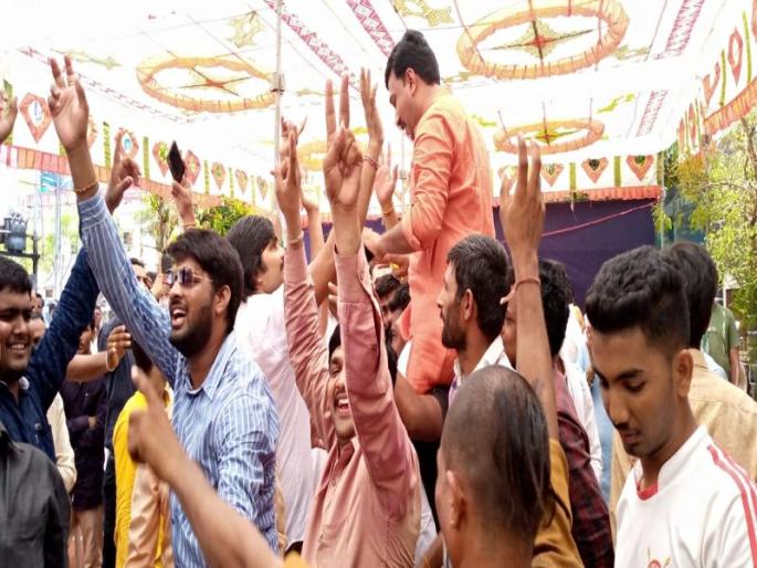 Lok Sabha Election 2019 Results: Jolted from BJP workers in Jalgaon | Lok Sabha Election 2019 Results : जळगावात भाजप कार्यकर्त्यांकडून जल्लोष Lok Sabha Election 2019 Results: Jolted from BJP workers in Jalgaon | Lok Sabha Election 2019 Results : जळगावात भाजप कार्यकर्त्यांकडून जल्लोष