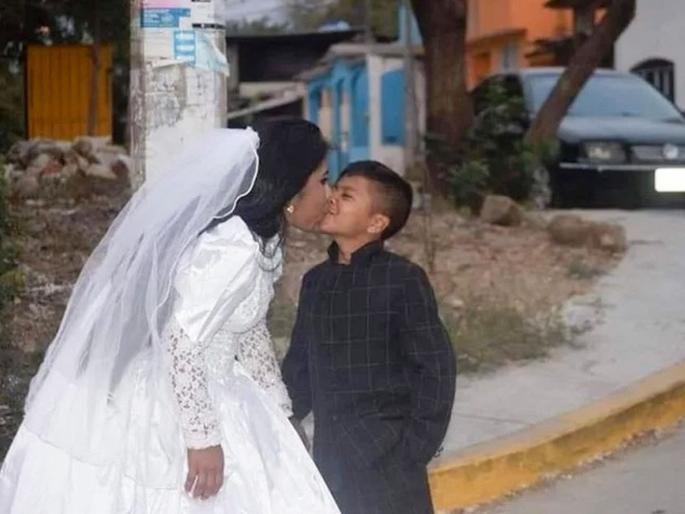 Truth behind the viral photos of young boy marrying adult woman and its emotional | 'या' व्हायरल फोटोवरून रंगलीये चुकीची चर्चा, सत्य काही वेगळंच! Truth behind the viral photos of young boy marrying adult woman and its emotional | 'या' व्हायरल फोटोवरून रंगलीये चुकीची चर्चा, सत्य काही वेगळंच!