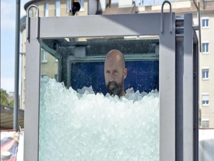 Josef Koeberl Breaks World Record for Longest Time Covered in Ice | 'या' व्यक्तीने बनवला अनोखा रेकॉर्ड, असा की वाचून तुम्हीही कुडकुडू लागाल! Josef Koeberl Breaks World Record for Longest Time Covered in Ice | 'या' व्यक्तीने बनवला अनोखा रेकॉर्ड, असा की वाचून तुम्हीही कुडकुडू लागाल!