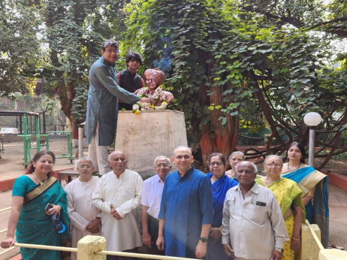 Family members of Pt Bhimsen Joshi offering floral wreath to the statue of Sawai Gandharva | सवाई गंधर्व यांच्या पुतळयाला पं भीमसेन जोशी यांच्या कुटुंबियांकडून पुष्पहार अर्पण Family members of Pt Bhimsen Joshi offering floral wreath to the statue of Sawai Gandharva | सवाई गंधर्व यांच्या पुतळयाला पं भीमसेन जोशी यांच्या कुटुंबियांकडून पुष्पहार अर्पण