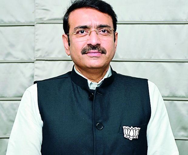 Don't exclude a coroner's family! A visit by Mayor Joshi | कोरोनाग्रस्त कुटुंबाला बहिष्कृत करू नका! महापौर जोशी यांनी घेतली भेट Don't exclude a coroner's family! A visit by Mayor Joshi | कोरोनाग्रस्त कुटुंबाला बहिष्कृत करू नका! महापौर जोशी यांनी घेतली भेट