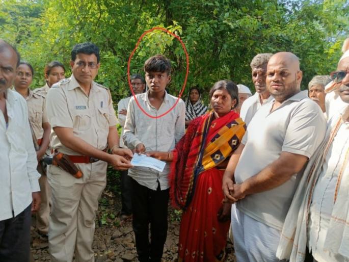 A boy has died in Wardha while charging his mobile phone | वडिलांच्या तेरवीलाच मुलाचा दुर्देवी मृत्यू; मोबाईल चार्जींग करताना अपघात A boy has died in Wardha while charging his mobile phone | वडिलांच्या तेरवीलाच मुलाचा दुर्देवी मृत्यू; मोबाईल चार्जींग करताना अपघात