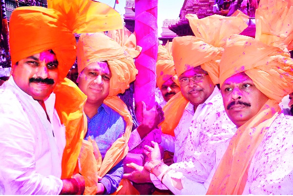 Millions of devotees 'Jyotiba' Charani Chaitra Yatra: 'Gulabane Nalala Mountain'; Skyscraper pointed out | लाखो भाविक ‘जोतिबा’ चरणी चैत्र यात्रा : ‘चांगभलं’चा गजर अन् गुलालाने न्हाला डोंगर; गगनचुंबी सासनकाठ्यांनी लक्ष वेधले  Millions of devotees 'Jyotiba' Charani Chaitra Yatra: 'Gulabane Nalala Mountain'; Skyscraper pointed out | लाखो भाविक ‘जोतिबा’ चरणी चैत्र यात्रा : ‘चांगभलं’चा गजर अन् गुलालाने न्हाला डोंगर; गगनचुंबी सासनकाठ्यांनी लक्ष वेधले
