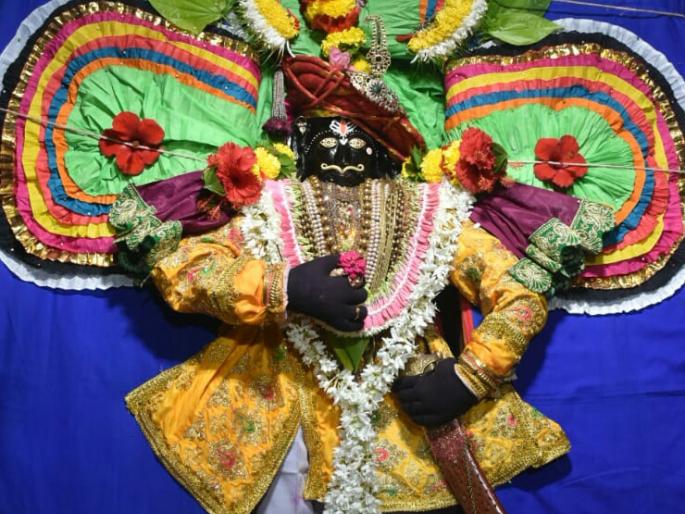 In the three petitions of Jotiba, on the second floor, Salunkhar Lily Flower Mahapooja | जोतिबा/कोल्हापूर : दुसऱ्या माळेला जोतिबाची तीन पाकळ्यामध्ये सालंकृत कमळ पुष्प महापूजा In the three petitions of Jotiba, on the second floor, Salunkhar Lily Flower Mahapooja | जोतिबा/कोल्हापूर : दुसऱ्या माळेला जोतिबाची तीन पाकळ्यामध्ये सालंकृत कमळ पुष्प महापूजा