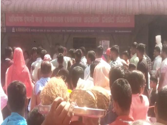 in Kolhapur A devotee carrying a bull in Jotiba temple was beaten up by security guards | जोतिबा मंदिरात बैल घेऊन येणाऱ्या भाविकाला सुरक्षारक्षकाकडून मारहाण in Kolhapur A devotee carrying a bull in Jotiba temple was beaten up by security guards | जोतिबा मंदिरात बैल घेऊन येणाऱ्या भाविकाला सुरक्षारक्षकाकडून मारहाण