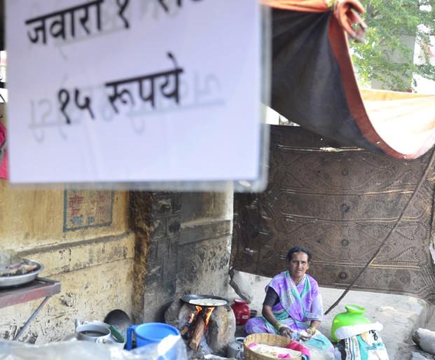 Trouble became expensive due to rising prices of jowar | ज्वारीचा भाव वधारल्यानं कष्टाची भाकर झाली महाग Trouble became expensive due to rising prices of jowar | ज्वारीचा भाव वधारल्यानं कष्टाची भाकर झाली महाग