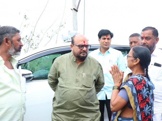 Jalgaon: Inspection of damaged area by Guardian Minister | जळगाव :नुकसानग्रस्त भागाची पालकमंत्र्यांकडून पाहणी Jalgaon: Inspection of damaged area by Guardian Minister | जळगाव :नुकसानग्रस्त भागाची पालकमंत्र्यांकडून पाहणी