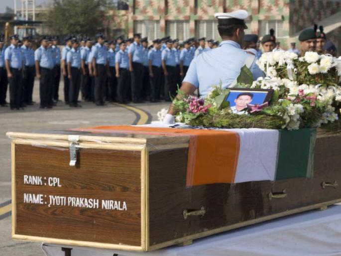 Garud Commandos donated Rs 5 lacs for Shahid Commando JP Nirala sister's marriage | शहीद कमांडोच्या बहिणीच्या लग्नात गरूड कमांडोंनी जे केलं, ते पाहून सलामच ठोकाल! Garud Commandos donated Rs 5 lacs for Shahid Commando JP Nirala sister's marriage | शहीद कमांडोच्या बहिणीच्या लग्नात गरूड कमांडोंनी जे केलं, ते पाहून सलामच ठोकाल!