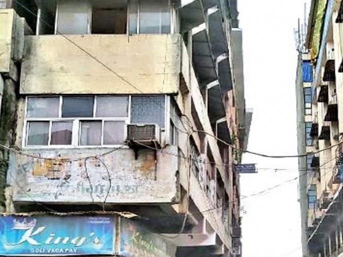 Plot holders responsible for loss of life and property in case of dangerous building collapse, Municipal Corporation shakes hands | धोकादायक इमारत कोसळल्यास वित्त व जीवितहानीला प्लॉटधारक जबाबदार, महापालिकेने झटकले हात Plot holders responsible for loss of life and property in case of dangerous building collapse, Municipal Corporation shakes hands | धोकादायक इमारत कोसळल्यास वित्त व जीवितहानीला प्लॉटधारक जबाबदार, महापालिकेने झटकले हात