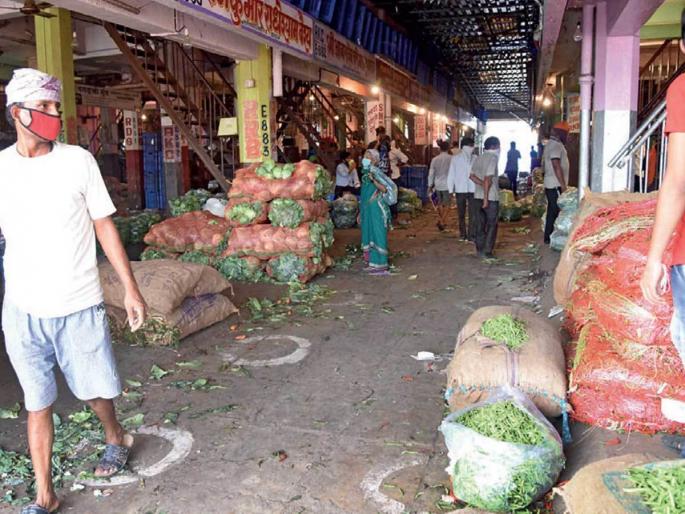 Coronavirus: decreased vegetable intake; Only 40 vehicles filed with APM | Coronavirus: भाजीपाल्याची आवक घटली; एपीएमसीत केवळ ४0 वाहने दाखल Coronavirus: decreased vegetable intake; Only 40 vehicles filed with APM | Coronavirus: भाजीपाल्याची आवक घटली; एपीएमसीत केवळ ४0 वाहने दाखल
