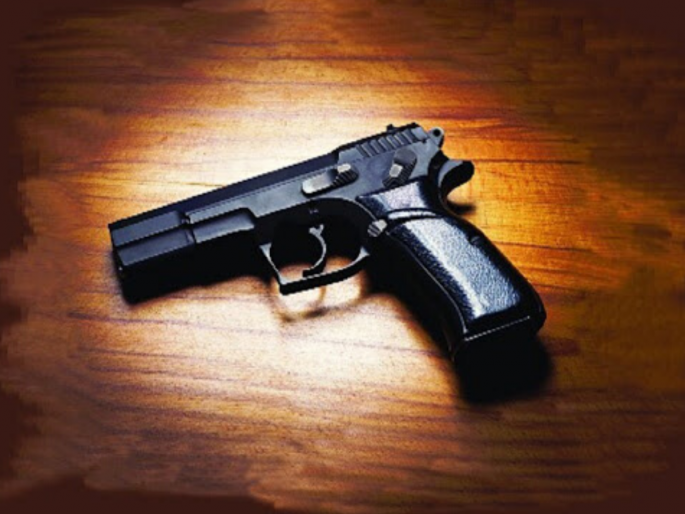 The builder's wife was robbed in a densely populated area at gunpoint | बिल्डरच्या पत्नीला बंदुकीचा धाक दाखवून दाट वस्तीतच दरोडा The builder's wife was robbed in a densely populated area at gunpoint | बिल्डरच्या पत्नीला बंदुकीचा धाक दाखवून दाट वस्तीतच दरोडा