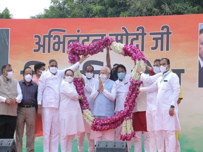 After returning from the US, Prime Minister Narendra Modi received a grand welcome at the airport | अमेरिका दौऱ्यावरुन परतल्यानंतर पंतप्रधान नरेंद्र मोदींचे विमानतळावर भव्य स्वागत