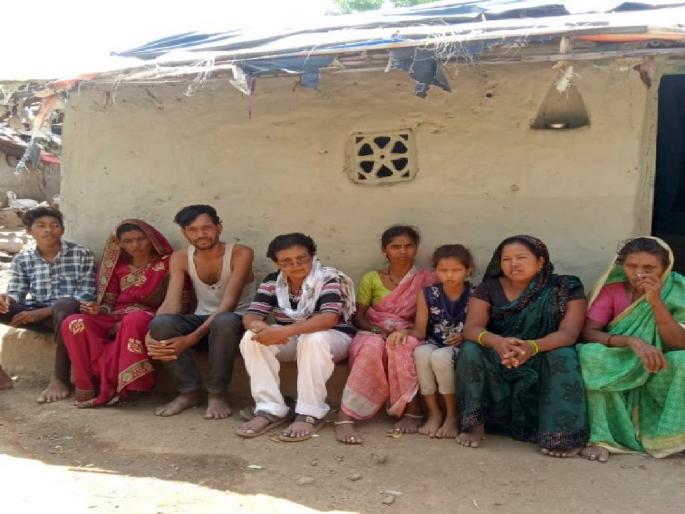 CM Sir, who sees the death, Maharashtra or Madhya Pradesh?; Taho of a daughter with a destitute wife | मुख्यमंत्री साहेब, मरताना कोण बघतो महाराष्ट्र की मध्य प्रदेश?; निराधार पत्नीसह मुलीचा टाहो CM Sir, who sees the death, Maharashtra or Madhya Pradesh?; Taho of a daughter with a destitute wife | मुख्यमंत्री साहेब, मरताना कोण बघतो महाराष्ट्र की मध्य प्रदेश?; निराधार पत्नीसह मुलीचा टाहो