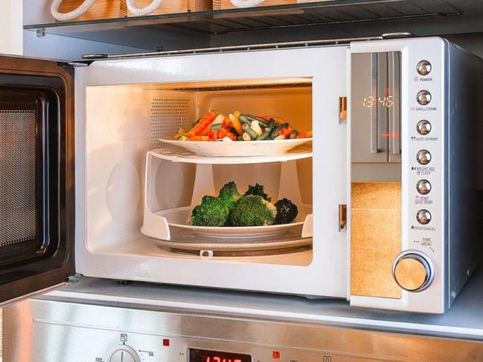 Use of microwave for some Food items increases food poisoning | 'हे' पदार्थ मायक्रोवेवमध्ये गरम करत असाल तर जीवाला उद्भवू शकतो धोका Use of microwave for some Food items increases food poisoning | 'हे' पदार्थ मायक्रोवेवमध्ये गरम करत असाल तर जीवाला उद्भवू शकतो धोका