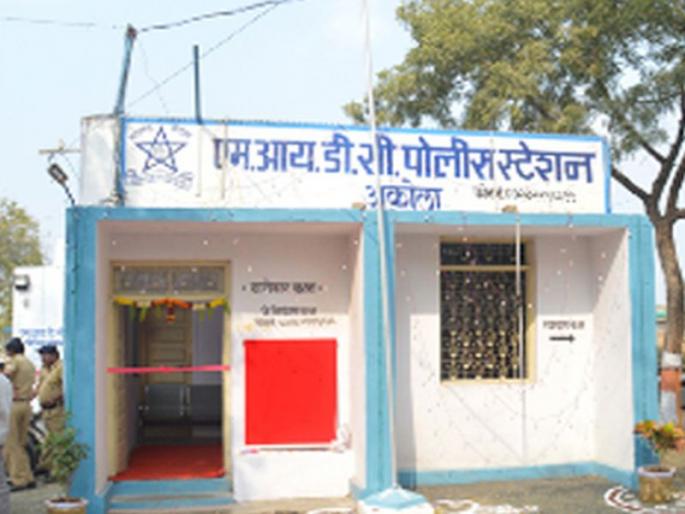 The abducted girl was found and handed over to her parents in akola | पळवून नेलेल्या मुलीचा शोध घेऊन केले पालकांच्या स्वाधीन The abducted girl was found and handed over to her parents in akola | पळवून नेलेल्या मुलीचा शोध घेऊन केले पालकांच्या स्वाधीन