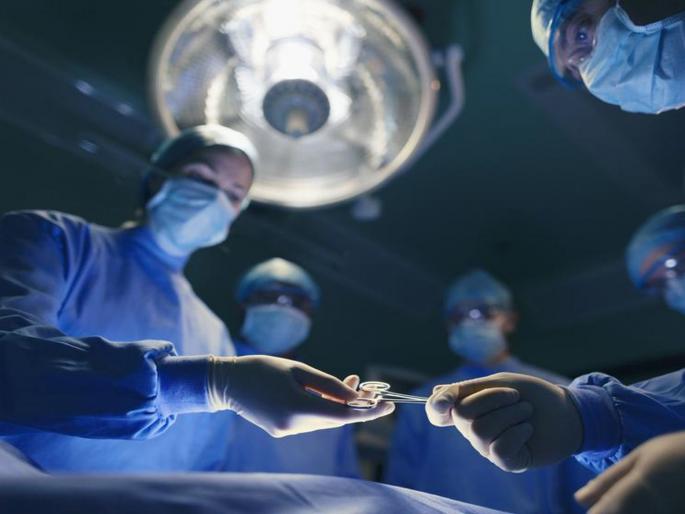 Routine surgery should be postponed to make oxygen available to the corona patient | कोरोना रुग्णाला ऑक्सिजन उपलब्ध होण्यासाठी रुटीन सजर्री पुढे ढकल्याव्यात Routine surgery should be postponed to make oxygen available to the corona patient | कोरोना रुग्णाला ऑक्सिजन उपलब्ध होण्यासाठी रुटीन सजर्री पुढे ढकल्याव्यात
