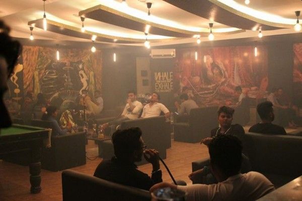 The smoke of hookah engulfed the youth | हुक्क्याच्या धुराने तरुणाईला घातला विळखा