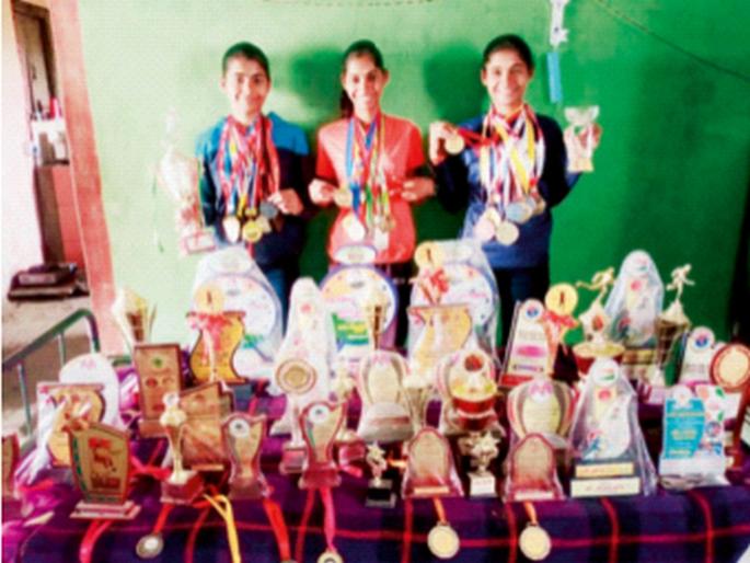 Emotional Story: Three sisters rush to the field for father's treatment! | Emotional Story: वडिलांच्या उपचारांसाठी तीन बहिणींची मैदानावर धावाधाव! बक्षिसांच्या रकमेतून औषधोपचार Emotional Story: Three sisters rush to the field for father's treatment! | Emotional Story: वडिलांच्या उपचारांसाठी तीन बहिणींची मैदानावर धावाधाव! बक्षिसांच्या रकमेतून औषधोपचार