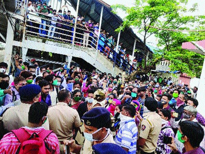 ‘Rail Roko’ in Nalasopara; Outburst of employees due to ST refusing service | नालासोपाऱ्यात ‘रेल रोको’; एसटीने सेवा नाकारल्याने नोकरदारांचा उद्रेक ‘Rail Roko’ in Nalasopara; Outburst of employees due to ST refusing service | नालासोपाऱ्यात ‘रेल रोको’; एसटीने सेवा नाकारल्याने नोकरदारांचा उद्रेक