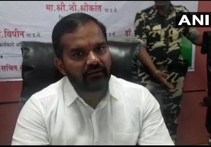Help but don't want to get publicity, otherwise the crime will take place | मदत करा पण प्रसिद्धी नको, अन्यथा गुन्हा दाखल करणार Help but don't want to get publicity, otherwise the crime will take place | मदत करा पण प्रसिद्धी नको, अन्यथा गुन्हा दाखल करणार