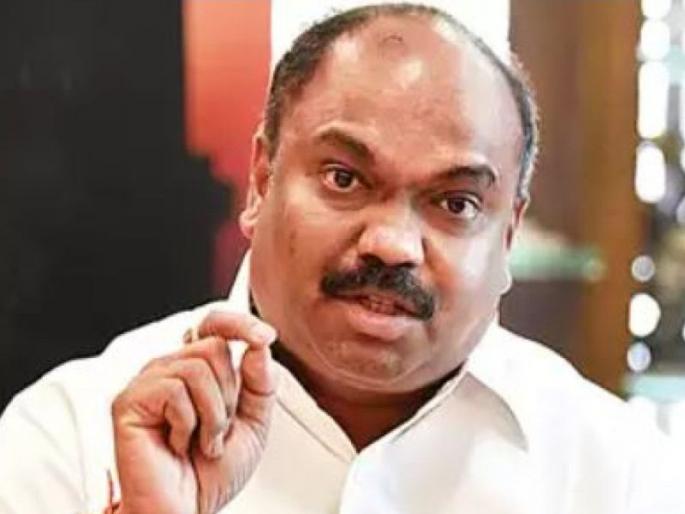 Dutiful staff raises the image of ST - Anil Parab | महिला प्रवाशांचे ६० हजार रुपये परत करणाऱ्या कर्मचाऱ्यांचे परिवहन मंत्र्यांकडून कौतुक Dutiful staff raises the image of ST - Anil Parab | महिला प्रवाशांचे ६० हजार रुपये परत करणाऱ्या कर्मचाऱ्यांचे परिवहन मंत्र्यांकडून कौतुक