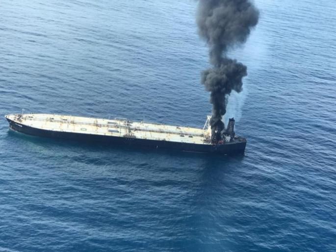 Oil tanker coming to India catches fire in Sri Lankan sea | भारतात येणाऱ्या तेलवाहू जहाजास श्रीलंका समुद्रात भीषण आग; २४ खलाशांपैकी एक जण बेपत्ता Oil tanker coming to India catches fire in Sri Lankan sea | भारतात येणाऱ्या तेलवाहू जहाजास श्रीलंका समुद्रात भीषण आग; २४ खलाशांपैकी एक जण बेपत्ता