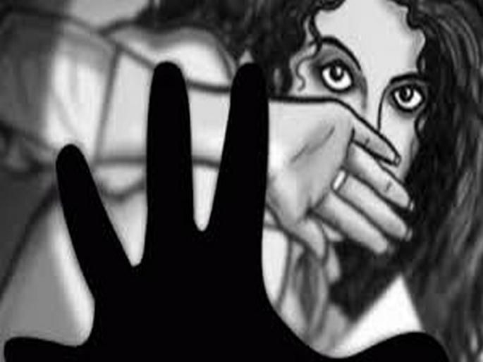 Violence against doctor at hospital; The accused absconded | डॉक्टरकडून रुग्णालयातच तरुणीवर अत्याचार; आरोपी फरार