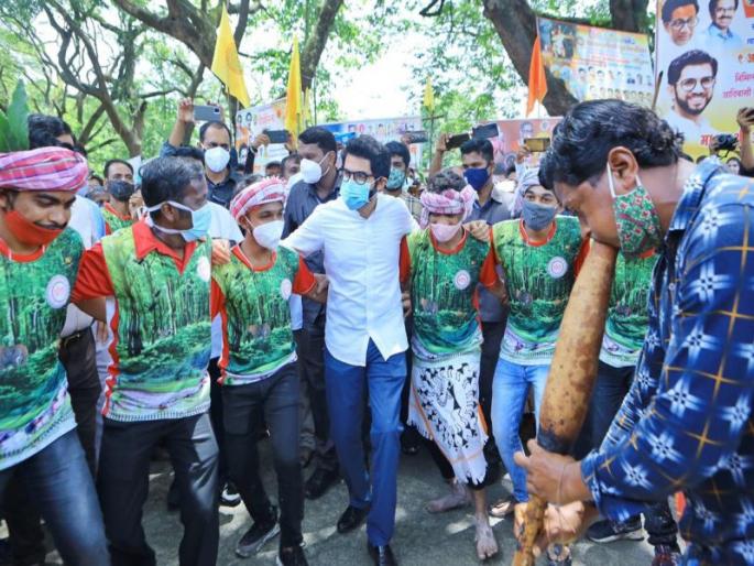 Minister Aditya Thackeray dancing with the tribal brothers; The happiness of Shiv Sainiks is also doubled | आदित्य ठाकरे यांनी नृत्य करत आदिवासी बांधवांसह धरला ठेका; शिवसैनिकांचाही आनंद द्विगुणित