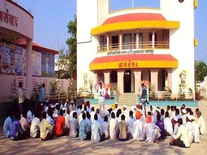 Hundred percent loan recovery of Hivrebazar Society; No one owes | हिवरेबाजार सोसायटीची कर्ज वसूली शंभर टक्के; कुणीही देणेकरी नाही Hundred percent loan recovery of Hivrebazar Society; No one owes | हिवरेबाजार सोसायटीची कर्ज वसूली शंभर टक्के; कुणीही देणेकरी नाही