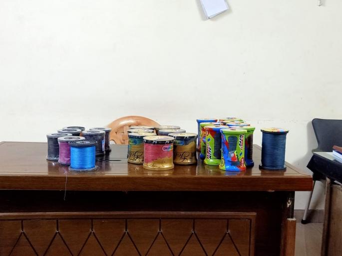 Nylon manja of kite seller arrested; 7 spinning cats, 46 reels seized | नायलॉन मांजा विकणाऱ्यास अटक; मांजा असलेल्या ७ फिरक्या, ४६ रिळ जप्त Nylon manja of kite seller arrested; 7 spinning cats, 46 reels seized | नायलॉन मांजा विकणाऱ्यास अटक; मांजा असलेल्या ७ फिरक्या, ४६ रिळ जप्त