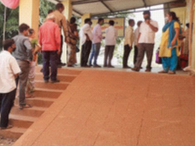 Crowds for vaccines in fear of corona | कोरोनाच्या भीतीने लसीसाठी गर्दी Crowds for vaccines in fear of corona | कोरोनाच्या भीतीने लसीसाठी गर्दी