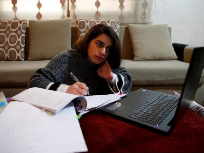 College exams pass smoothly in some places; Some groups postponed college exams | महाविद्यालयीन परीक्षा काही ठिकाणी सुरळीत पार; काही समुह महाविद्यालयांच्या परीक्षा ढकलल्या पुढे College exams pass smoothly in some places; Some groups postponed college exams | महाविद्यालयीन परीक्षा काही ठिकाणी सुरळीत पार; काही समुह महाविद्यालयांच्या परीक्षा ढकलल्या पुढे