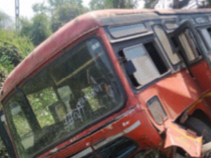 ST hits motorcycle; One killed, 11 injured | एसटीची मोटारसायकलला धडक; एक ठार, ११ जखमी ST hits motorcycle; One killed, 11 injured | एसटीची मोटारसायकलला धडक; एक ठार, ११ जखमी