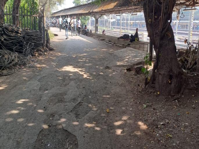 Pedestrian road of railway in Thane railway station area will be shiny 1600 feet long road will be made of cement concrete | ठाणे रेल्वे स्थानक परिसरातील रेल्वेचा पादचारी रस्ता होणार चकाचक; १६०० फूट लांबीचा रस्ता होणार सिमेंट क्राँक्रीटचा Pedestrian road of railway in Thane railway station area will be shiny 1600 feet long road will be made of cement concrete | ठाणे रेल्वे स्थानक परिसरातील रेल्वेचा पादचारी रस्ता होणार चकाचक; १६०० फूट लांबीचा रस्ता होणार सिमेंट क्राँक्रीटचा