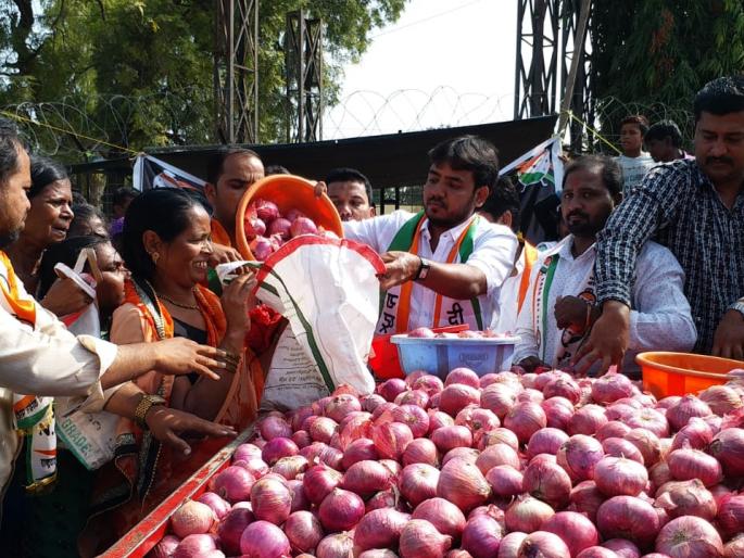 NCP's agitation against BJP government; Free two-tonne free distribution | भाजप सरकारच्या विरोधात राष्ट्रवादीचे आंदोलन; दोन टन कांद्याचे मोफत वाटप NCP's agitation against BJP government; Free two-tonne free distribution | भाजप सरकारच्या विरोधात राष्ट्रवादीचे आंदोलन; दोन टन कांद्याचे मोफत वाटप