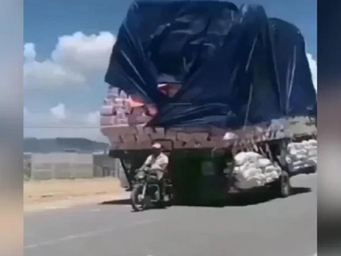 viral video of bike with attached truck trolly, see the video | VIDEO: हा ट्रक आहे की मोटारसायकल? अजब 'जुगाड' पाहून तुम्हीही व्हाल चकीत... viral video of bike with attached truck trolly, see the video | VIDEO: हा ट्रक आहे की मोटारसायकल? अजब 'जुगाड' पाहून तुम्हीही व्हाल चकीत...