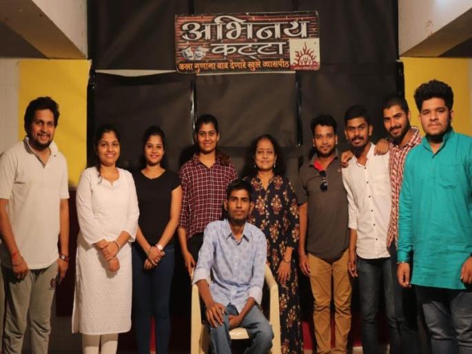 Jugalbandi performing a solo performance on the acting stage in Thane | ठाण्यातील अभिनय कट्ट्यावर रंगली एकपात्री अभिनयाची जुगलबंदी Jugalbandi performing a solo performance on the acting stage in Thane | ठाण्यातील अभिनय कट्ट्यावर रंगली एकपात्री अभिनयाची जुगलबंदी