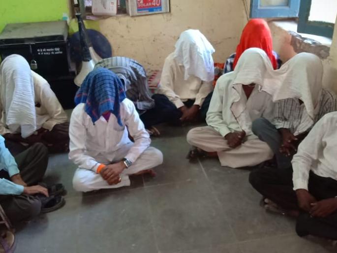 raid on gambling in Akot city; 12 arrested | अकोट शहरात तीन जुगार अड्ड्यावर छापेमारी; १२ जुगारी अटकेत raid on gambling in Akot city; 12 arrested | अकोट शहरात तीन जुगार अड्ड्यावर छापेमारी; १२ जुगारी अटकेत