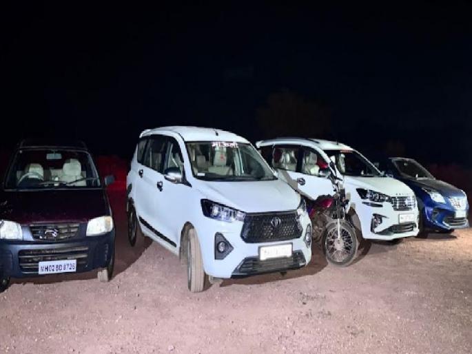 Raid on gambling at Khotle Dhangarwadi Malrana, case registered against 15 people | खोटले धनगरवाडी माळरानावर जुगारावर धाड, १५ जणांवर गुन्हा दाखल; रोख रक्कमेसह ३७ लाखांचा मुद्देमाल जप्त