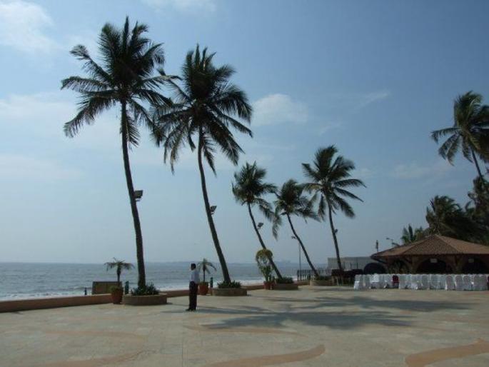 Land will be charged from food and beverage vendors on Juhu Beach | जुहू बीचवरील खाद्यपेये विक्रेत्यांकडून भुईभाडे आकारणार